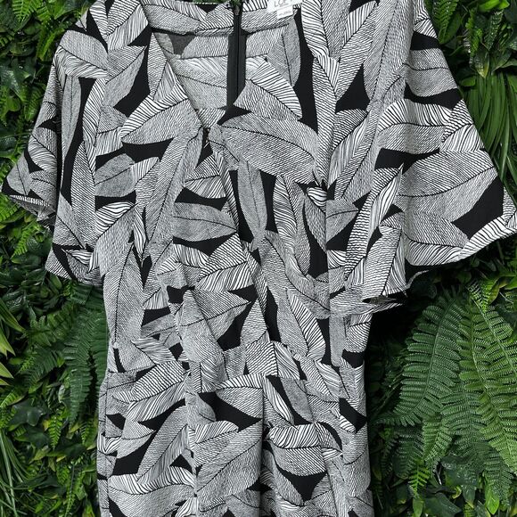 LOFT Romper Women 4P Black White Fern Floral Shorts Jumpsuit Flutter Sleeve 2193 - Picture 11 of 13
